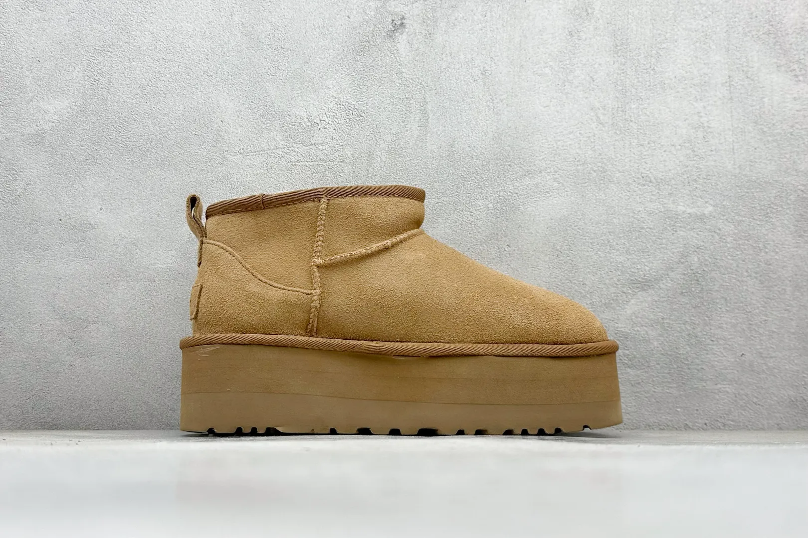 🐲💰 520 supports stores. The top version on the market UGG Mini thick-soled short tube 5cm. Xiaohongshu's hot model. Produced by a major foreign trade factory in Guangzhou. The toe box and the insole are all made of genuine sheep fur. Independent outer box packaging. Chip. With waterproof technology. Different from any version on the market. 5cm thick sole. Independent original development of outsole. Cashmere insole. It is a very suitable choice for going out in winter and at home. In the new year, uug has launched a style series, which is partially biased towards the preferences of young consumers. It has also moved to the forefront of fashion trends. Shoe body material: water-repellent coated suede upper, 17 mm UGGPURE™ implanted wool insole, lightweight non-slip comfortable rubber outsole, brand LOGO trademark, complete package, item number: 1135092, size: 35 36 37 38 39 40
